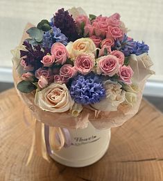 Композиция в коробке "Ягодное мороженое" из роз и Гиацинта