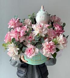 Композиция "Лиза" М из вывернутых роз и эвкалипта с единорогом