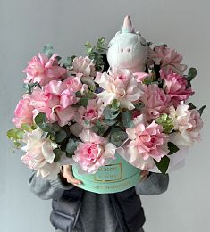 Композиция "Лиза" М из вывернутых роз и эвкалипта с единорогом