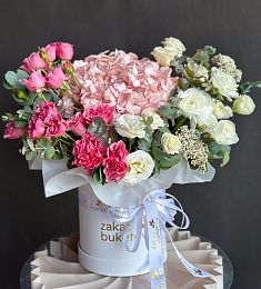 Композиция "Экзотическая гармония" из гортензии, лизиантусов, ранункулюа и спрей роз в коробке
