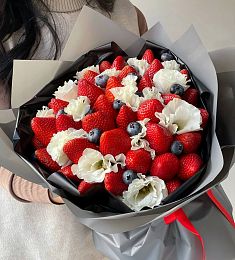 Клубничный букет "Летний" из свежей клубники, лизиантусов и голубики