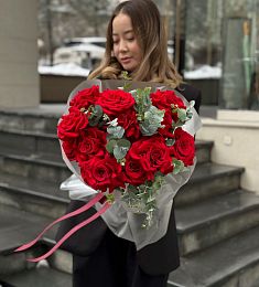 Букет "Красный шик" из красных роз и эвкалипта