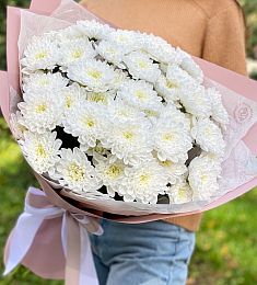 Букет из 9 белых кустовых хризантем в оформлении