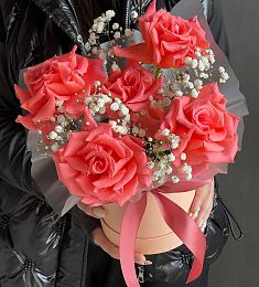 Композиция "PetalPop" из роз и гипсофилы