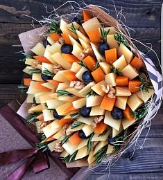 Букет из сыра "Счастье близко" с сыром и оливками