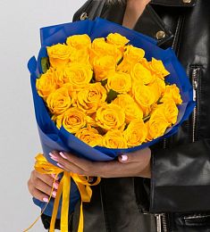 Букет из 25 роз в  оформлении