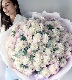 Букет из 101 георгина с эвкалиптом