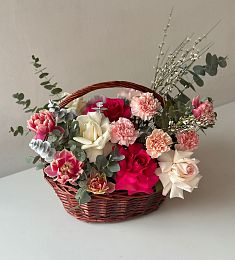 Композиция "Бархатный вечер" из гвоздик, роз и тюльпанов в корзине