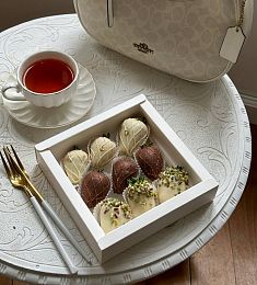 Клубничный бокс "Люкс" из клубники в белом и молочном шоколаде