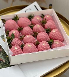 Клубничный бокс "Эвелина" из клубники в розовом шоколаде