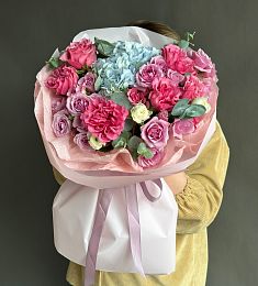 Букет "Радужная Симфония" из гортензии, роз, спрей роз и ранункулюс