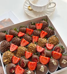 Клубничный бокс "Шедевр" L клубника в шоколаде с нарезкой из свежей клубнички