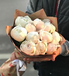 11 белых голландских пионов в крафтовом оформлении