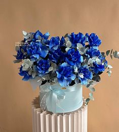 Композиция "Безмятежность" из синих роз в коробке