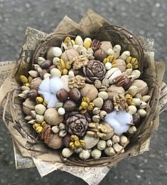 Букет из орехов