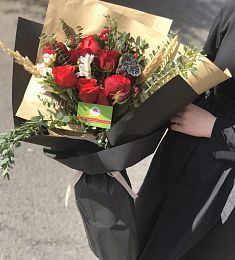 Букет "Виолончель" из роз и эвкалипта