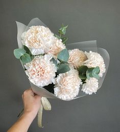 Букет из 7 белых гвоздик с эвкалиптом