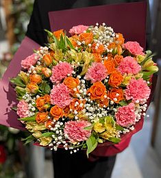 Букет "Огненная страсть" из альстромерий, гвоздик, спрей роз и гипсофил