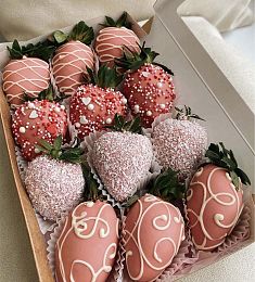 Клубничный бокс "Малиновый закат" клубника в розовом шоколаде