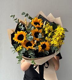Букет "Angelic dream" из мимозы и подсолнухов