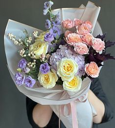 Композиция "Lexia" из лизиантусов, гортензий и роз в осеннем оформлении