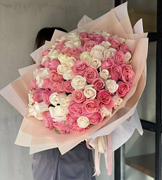 Букет из 101 розовой и белой розы