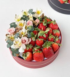 Клубничный бокс "Фьюжн 2.0" свежая клубника с альстромерией и спрей розами