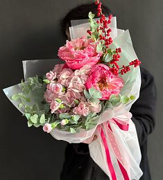 Композиция "Gossamer" из пионов, гортензии, гвоздики и илекса
