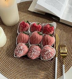 Клубничный бокс "Моти"  клубника в розовом шоколаде