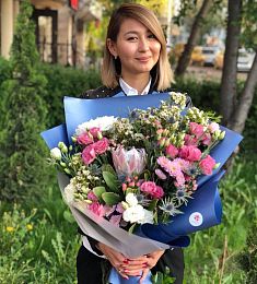 Букет "Бархатистый звон" из Лизиантуса, эрингиума, Гипперикума и хризантем 