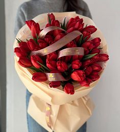 Букет из 51 красного тюльпана в оформлении