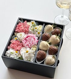 Клубничный бокс "Анна Берри" M. Клубника в шоколаде и цветы