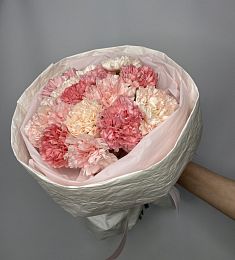 Букет из 11 нежных гвоздик микс в оформлении