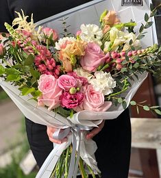 SPRING 5.0 букет из Лизиантуса, роз и гвоздик