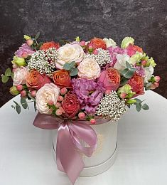 Букет в коробке "Гламур" из Лизиантусов, Гипперикума, роз и эвкалипта 