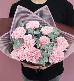 Букет "Фродо" из 9 гвоздик с эвкалиптом