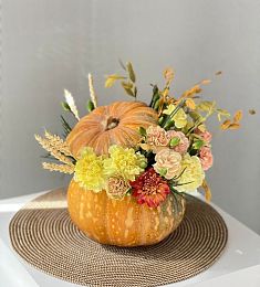Комопзиция "Арабеска" в тыкве из гвоздик и сухоцветов