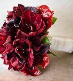 Букет невесты "Пылающие чувства" из Амариллиса, калл и Антуриума