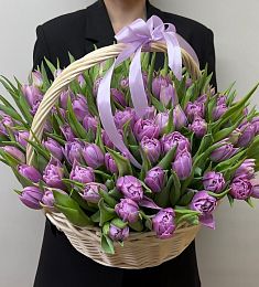 101 пионовидный тюльпан в корзине