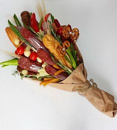 Съедобный букет с колбасой сыром и помидорами
