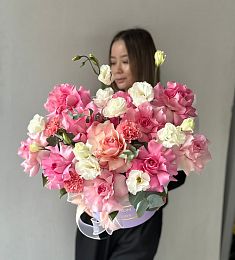 Композиция "Enigmatic Sunset" из гвоздик, лизиантусов и роз