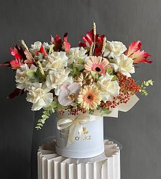 Композиция "Happy September"  из роз, гербер, кукурбиты и осенних листьев в коробке