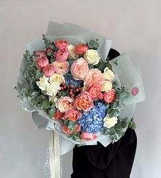 Букет "Зимняя романтика" из гортензии, гвоздик и роз