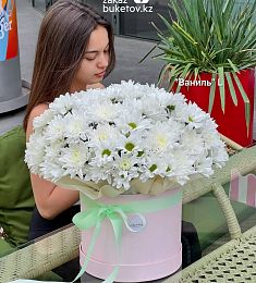 Букет "Ваниль" L из хризантем в коробке