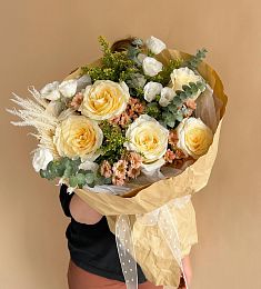 Композиция "Питер пен" из роз, лизиантусов и хризантем