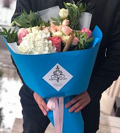 Букет "Лора" из гортензий и роз