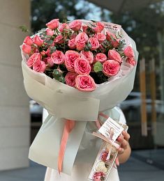 Сет "Хави" букет из пионовидных спрей роз и коробочка клубники в шоколаде