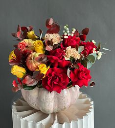 Композиция в тыкве "Red in Japan" с розой, гвоздикой и  кукурбитой