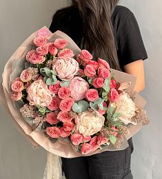 Букет " Эхо весны" из пионов, пионовидных спрей роз и эвкалипта