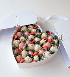 Клубничный бокс "Крылья любви" М клубника в итальянском шоколаде